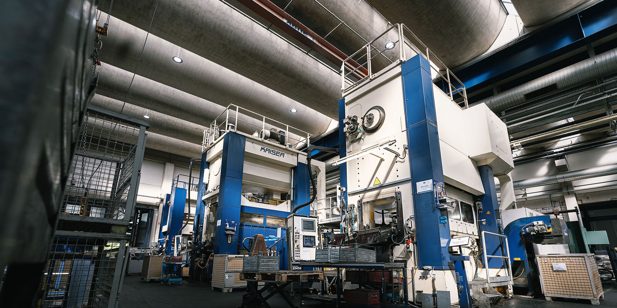 Stanzautomaten in den Produktionshallen am Hauptstandort in Bonzelerhammer.